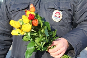 На Ставрополье госавтоинспекторы вышли на дорогу с цветами