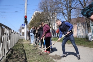 В ходе второго апрельского субботника в Ставрополе убрали двести тонн мусора