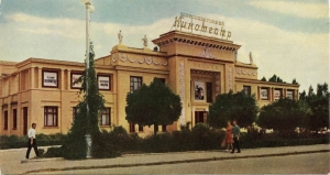 Кинотеатр «с музыкой» в Ставрополе трансформировался в цветомузыкальный фонтан