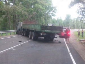 На ставропольской трассе дальнобойщик сбил полицейских и повредил служебные машины