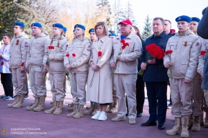 Мэр Ставрополя возложил цветы к Вечному огню в День неизвестного солдата