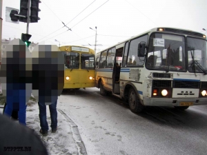 В Ставрополе троллейбус врезался в автобус