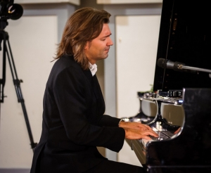 Дмитрий Маликов презентовал пианино музыканту из Ставрополя