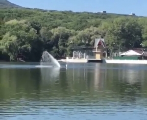 В Железноводске туристы пытались сломать фонтан на Курортном озере