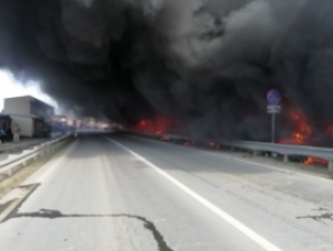 В Пятигорске крупный пожар охватил территорию рынка