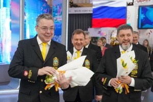 Команда Владимирова поздравила ставропольскими тюльпанами гостей выставки «Россия» на ВДНХ