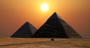 Под египетскими пирамидами будут искать «машину времени»
