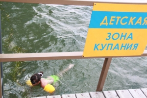 На городском озере Георгиевска от гибели спасли трехлетнюю девочку