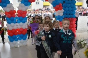 В новой школе Ставрополя линейка первых классов растянулась от «А» до «М»