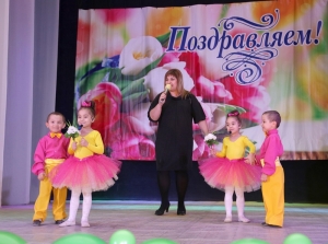 Всех женщин Пятигорска поздравили с 8 марта близнецы