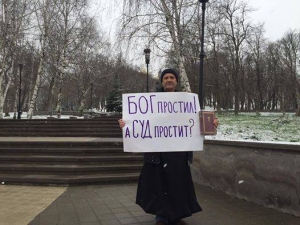 Известный правозащитник пришел на суд в Ставрополе в рясе
