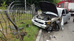 На Ставрополье водитель «Приоры» врезался в столб и улетел на восемь метров