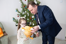 Глава Ставрополя Иван Ульянченко исполнил новогоднее желание маленькой Эвелины