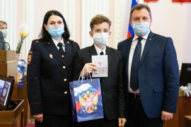 Иван Ульянченко вручил первые паспорта юным ставропольцам