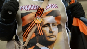 Нанесение изображения Путина на одежду россиян укрепляет его авторитет?