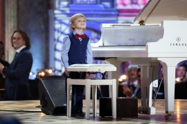 Глава Ставрополя подарил шестилетнему музыканту Елисею Мысину пианино