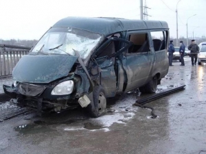 На Ставрополье легковушка врезалась в пассажирскую «Газель»