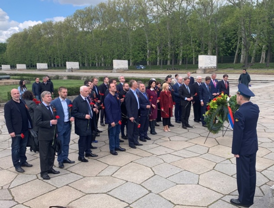 Ольга Тимофеева возложила цветы к памятнику Воину-освободителю в Берлине