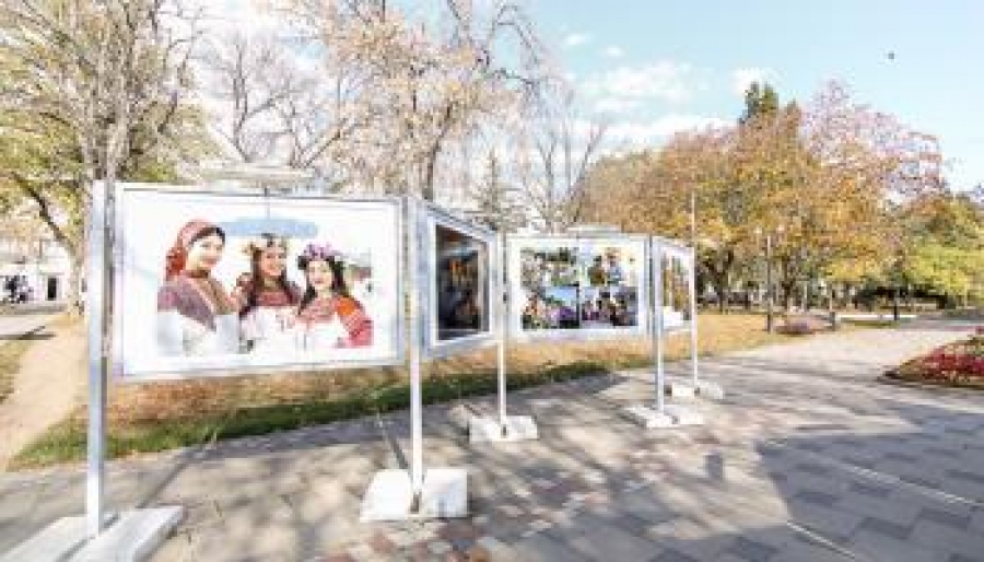 На главной площади Пятигорска развернулась фотовыставка «Единство в объективе»