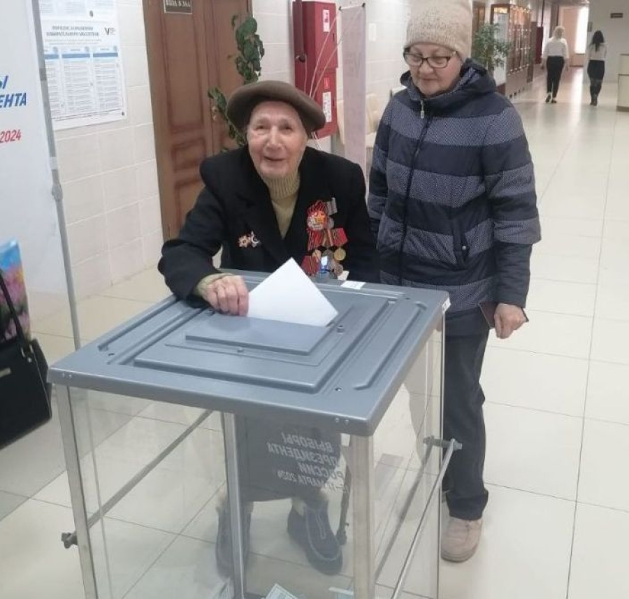 В Изобильном на избирательном участке проголосовала 103-летняя ветеран