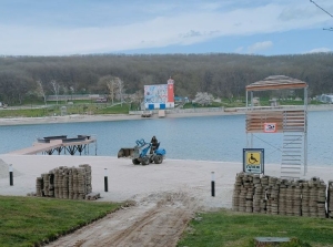 В Ставрополе Комсомольское озеро начали готовить к новому пляжному сезону