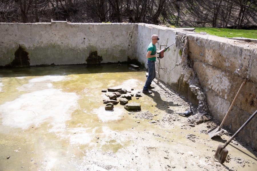 На «Корытах» в Ставрополе начали ремонтировать чаши бассейнов