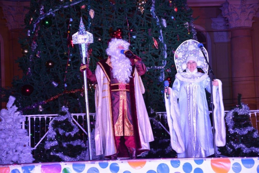 Госавтоинспекторы на Ставрополье переоделись в Деда Мороза и Снегурочку