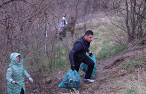 Пятигорчане очистили Армянский лес от мусора
