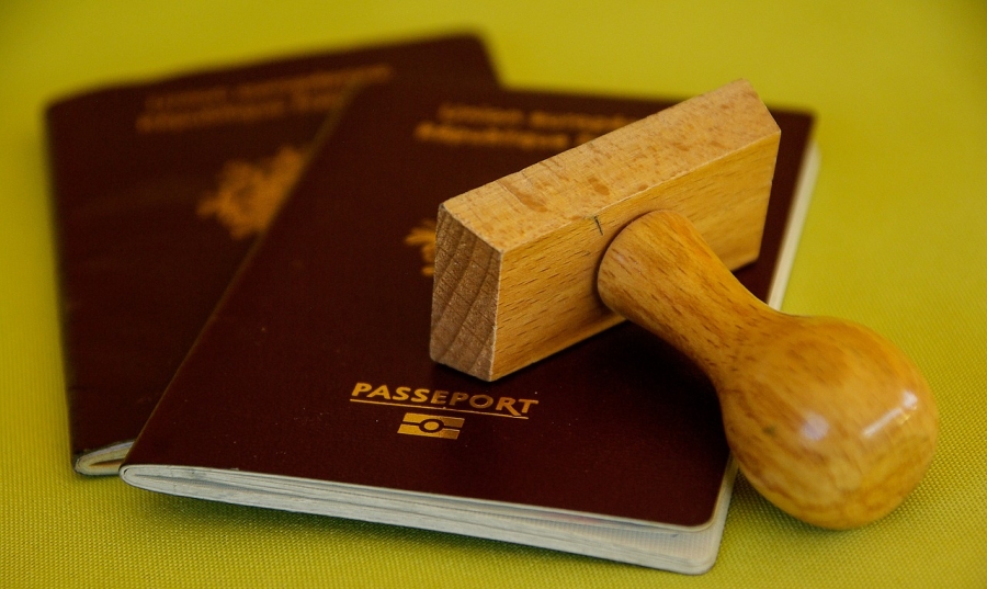 Пропуск через государственную границу в пунктах пропуска осуществляется только в кабинах паспортного контроля