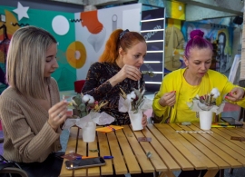 В Ставрополе конкурсантки «Женщины года» учились делать праздничные букеты