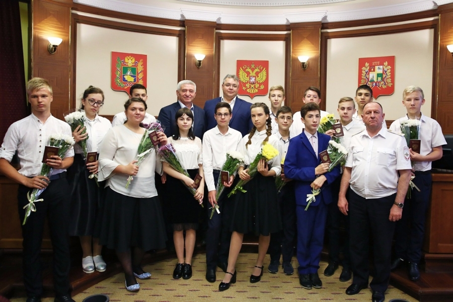 В мэрии Ставрополя прошла необычная церемония вручения паспортов