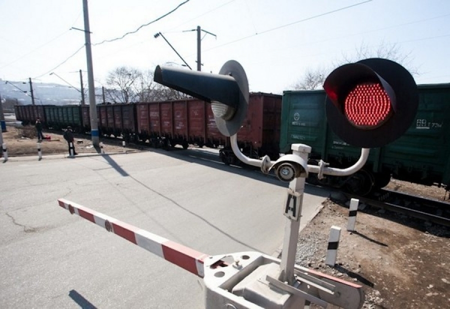 В Ставрополе на железнодорожном переезде заклинило шлагбаум