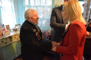 Депутат вручает юбилейную медаль «75 лет Победы в Великой Отечественной войне 1941-1945 гг.» ветерану Великой Отечественной войны Николаю Безухову