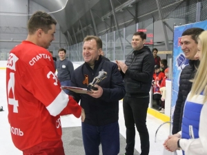 Иван Ульянченко наградил победителей турнира по хоккею на Кубок главы Ставрополя