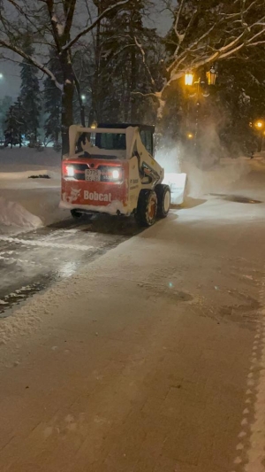 В Ставрополе 90 единиц техники вышло ночью на борьбу со снегом