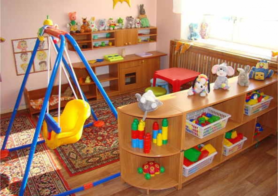 Нужно место в детском саду. Игровой уголок в детском саду. Игровые зоны в детском саду. Мебель для ясельной группы детского сада. Игровые зоны для детей в детском саду.