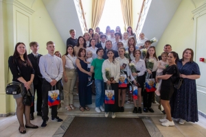 Мэр Ставрополя накануне Дня России вручил первые паспорта юным горожанам