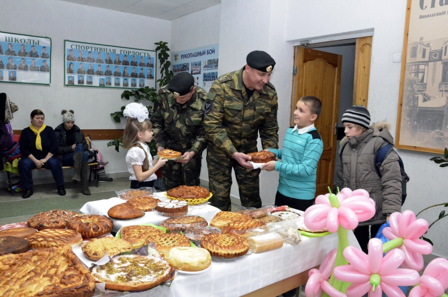 В Ставрополе в кадетской школе устроили конкурс маминых пирогов
