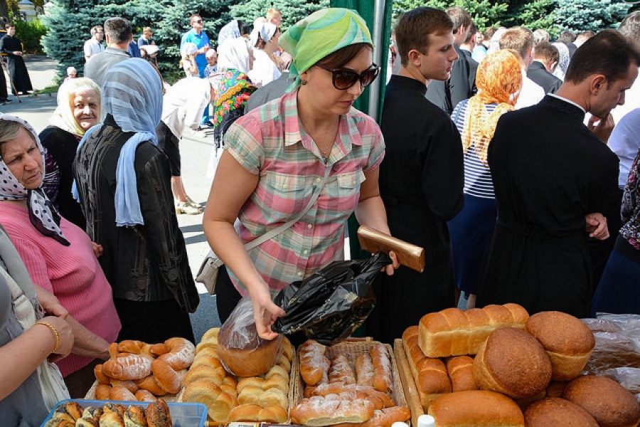 У Андреевского собора в Ставрополе дегустировали хлеб