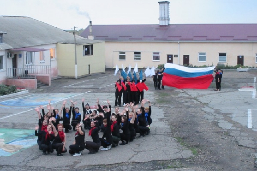 На Ставрополье осужденные женщины для флешмоба пошили флаг России