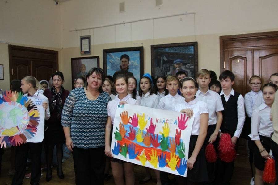В 9-ой гимназии Ставрополя провели костюмированный флэш-моб