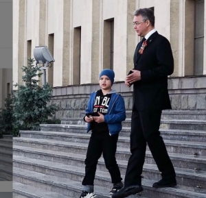 Губернатор Владимиров пришел на репетицию военного парада с сыном