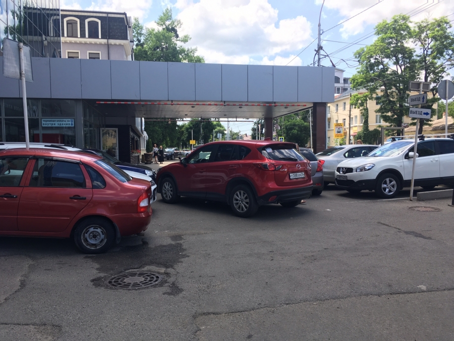 Парковку возле «Любаши» в Ставрополе закрыли шлагбаумом незаконно