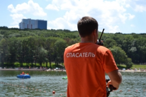 Ставропольские спасатели напоминают отдыхающим на Комсомольском пруду о безопасном поведении