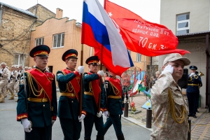 В Ставрополе героев ВОВ поздравили «Парадами во дворе ветерана»
