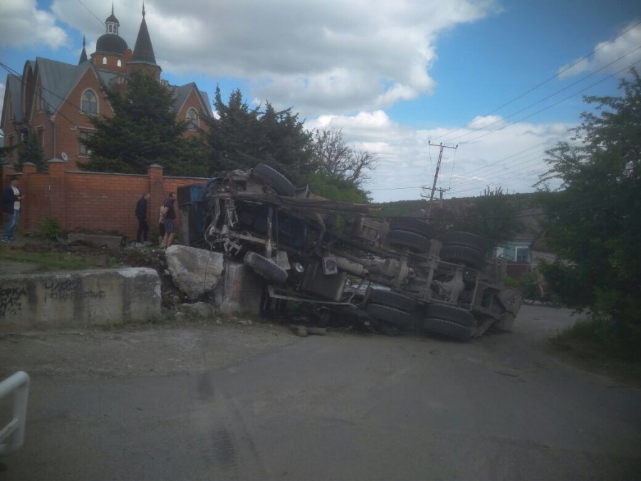 В Ставрополе бетономешалка упала на «Ниву», погибли люди