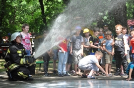 Для детей устроили «дождь» из пожарного ствола