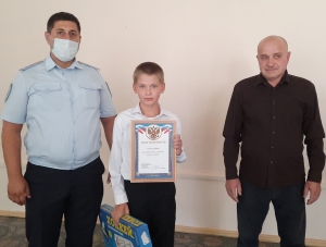 На Ставрополье в поселке Иноземцево полицейские поблагодарили 11-летнего мальчика за благородный поступок
