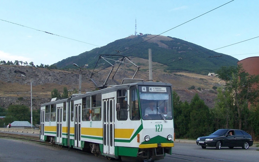В Пятигорске пассажиры трамвая очистили ему путь вручную
