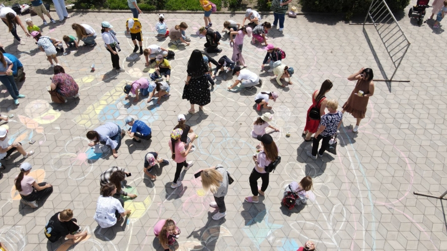 На Ставрополье дети нарисовали для мам открытку площадью в 100 квадратов
